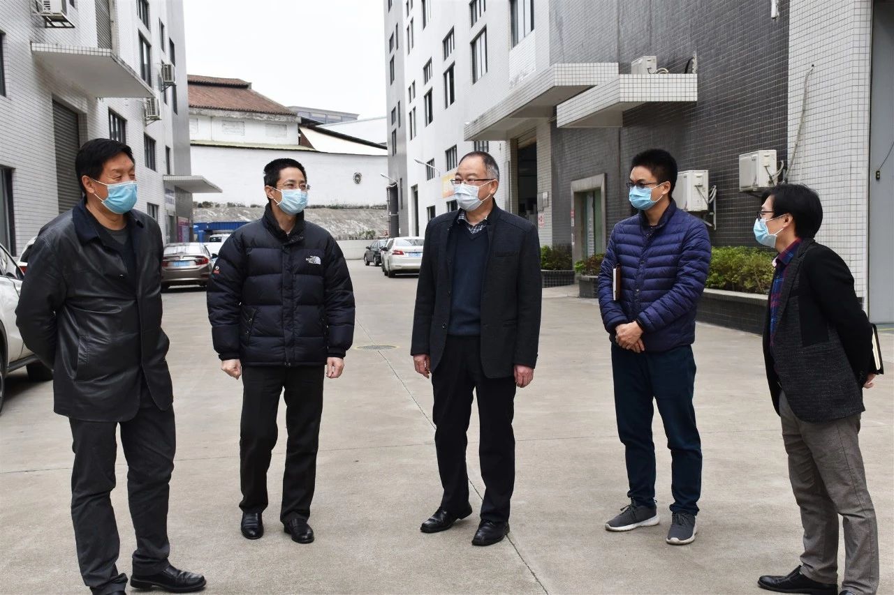 佛山市科技局梁达明副局长现场督导和检查防疫设备的生产与研发