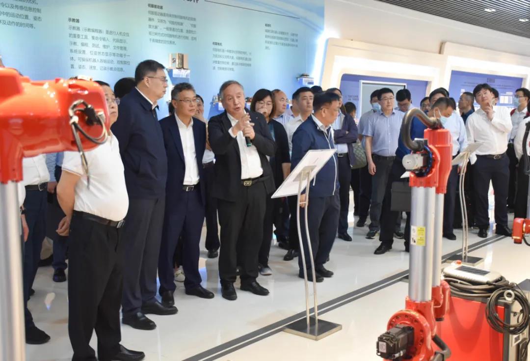 常熟市委书记周勤第一行莅临智能装备院考察调研